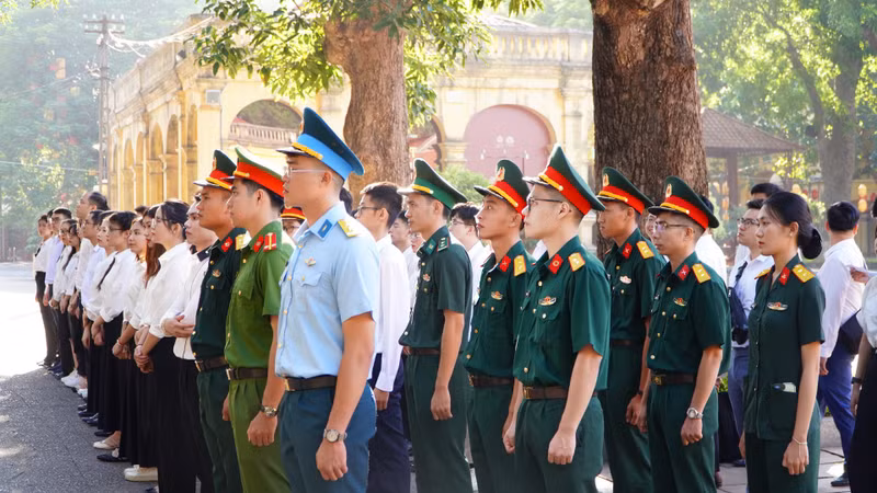 Thủ khoa xuất sắc của TP Hà Nội dâng hương báo công tại Hoàng thành Thăng Long