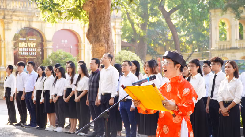 Thủ khoa xuất sắc của TP Hà Nội dâng hương báo công tại Hoàng thành Thăng Long