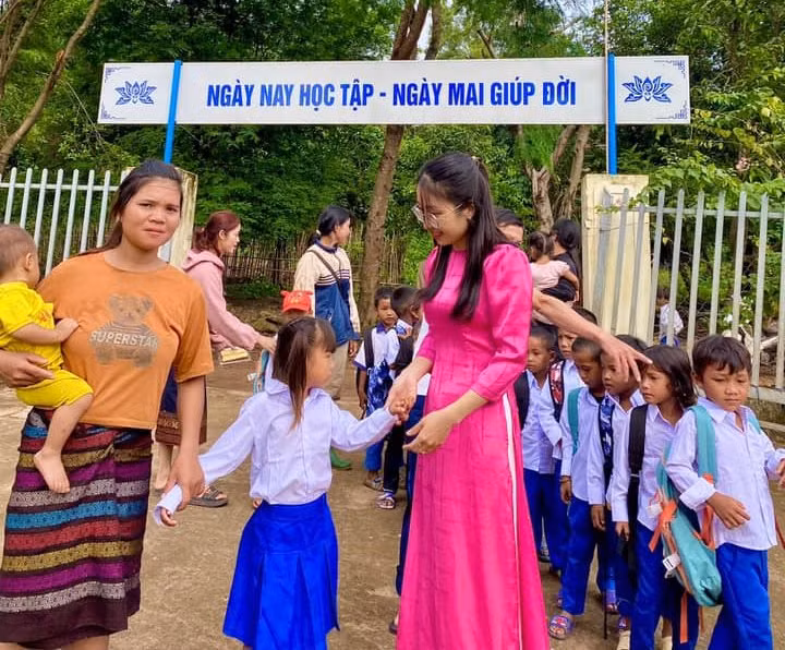 Học sinh lớp 1 vùng cao Quảng Trị hân hoan trong ngày tựu trường