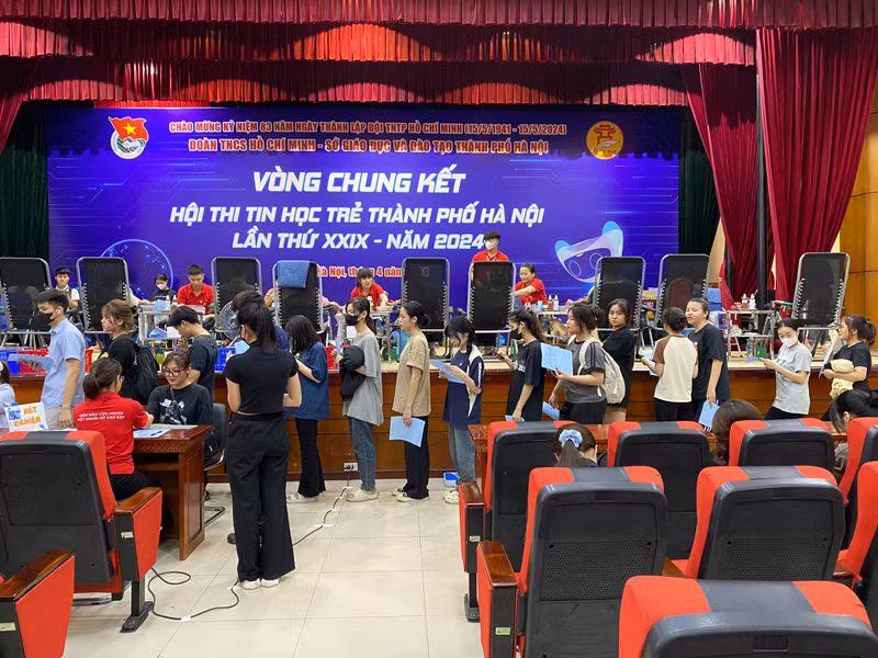 Chương trình bắt đầu từ 8 giờ sáng, từ sớm đã có rất nhiều bạn sinh viên tới xếp hàng đăng ký hiến máu. Hàng trăm sinh viên đã hào hứng tham gia hiến máu 'Phương Đông Rực Hồng 24'