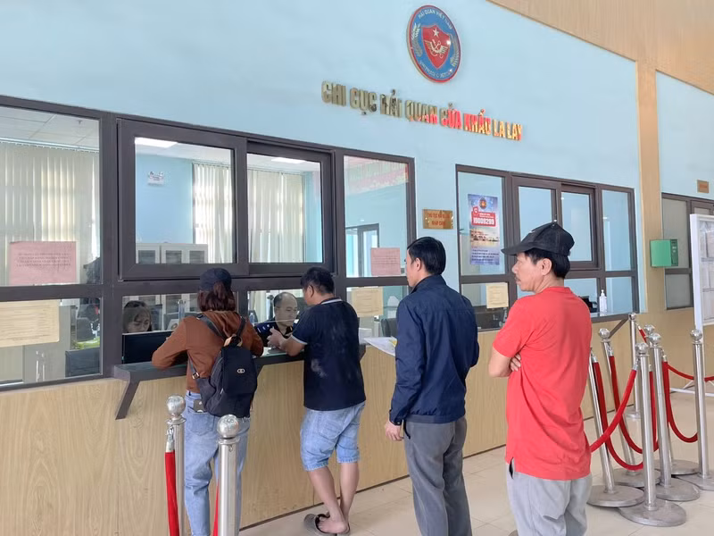 Cuối tháng 2/2024, cả hai luồng xuất và nhập cảnh tại nhà liên hợp ở cửa khẩu này mới được kết nối, đưa vào hoạt động, giúp việc tác nghiệp của lực lượng hải quan, biên phòng… trở nên chính quy, đồng bộ. Mở ‘nút thắt’ hạ tầng để thúc đẩy phát triển cửa khẩu quốc tế La Lay Quảng Trị