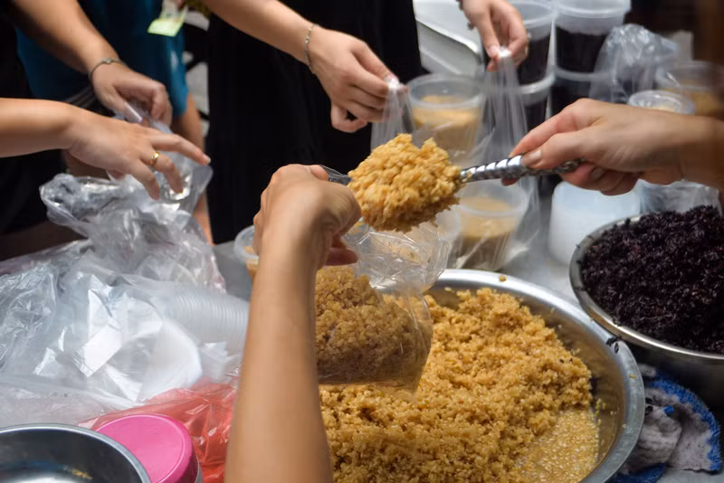 Những người mua nhiều sẽ đựng vào trong túi nilong lớn. Người dân Hà Nội tất bật mua rượu nếp, hoa quả ngày Tết Đoan Ngọ