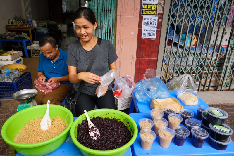 Theo tiểu thương tại chợ Mỹ Đình cho biết, từ chiều qua đến nay gia đình bán được 2 tạ rượu nếp. Người dân Hà Nội tất bật mua rượu nếp, hoa quả ngày Tết Đoan Ngọ