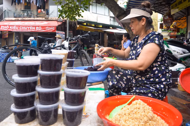 Người dân Hà Nội tất bật mua rượu nếp, hoa quả ngày Tết Đoan Ngọ