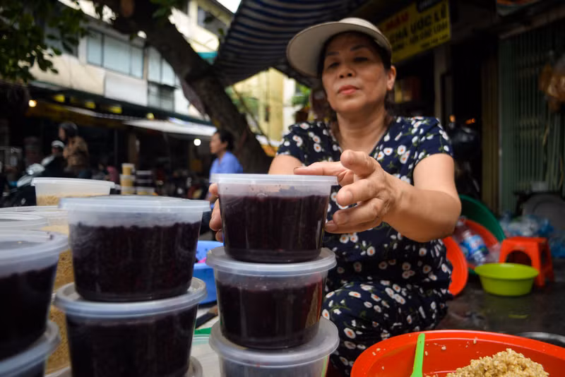 Sau đó sẽ được chia nhỏ đựng vào trong những hộp nhựa để cho người dân dễ dàng mua. Người dân Hà Nội tất bật mua rượu nếp, hoa quả ngày Tết Đoan Ngọ