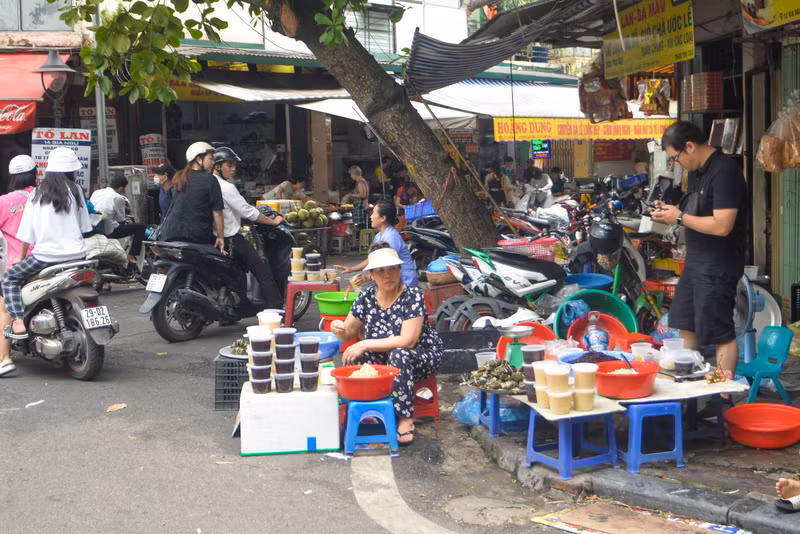 Người dân Hà Nội tất bật mua rượu nếp, hoa quả ngày Tết Đoan Ngọ
