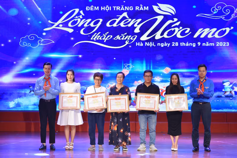 Nhiều tiết mục biểu diễn xúc động tại đêm Trung thu ‘Lồng đèn thắp sáng ước mơ’