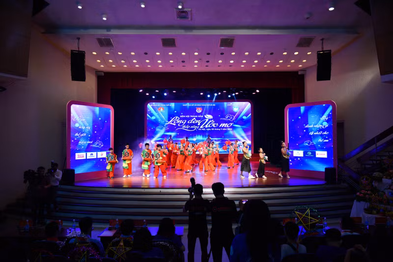 Nhiều tiết mục biểu diễn xúc động tại đêm Trung thu ‘Lồng đèn thắp sáng ước mơ’