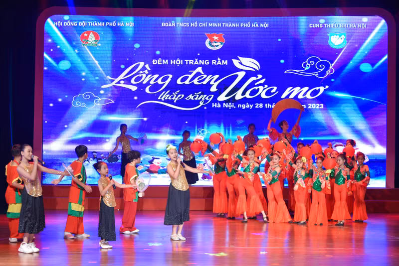 Nhiều tiết mục biểu diễn xúc động tại đêm Trung thu ‘Lồng đèn thắp sáng ước mơ’