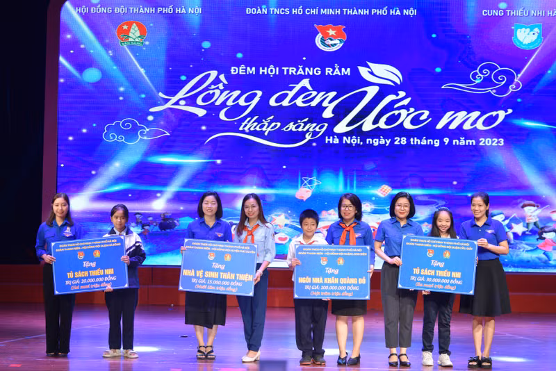 Nhiều tiết mục biểu diễn xúc động tại đêm Trung thu ‘Lồng đèn thắp sáng ước mơ’