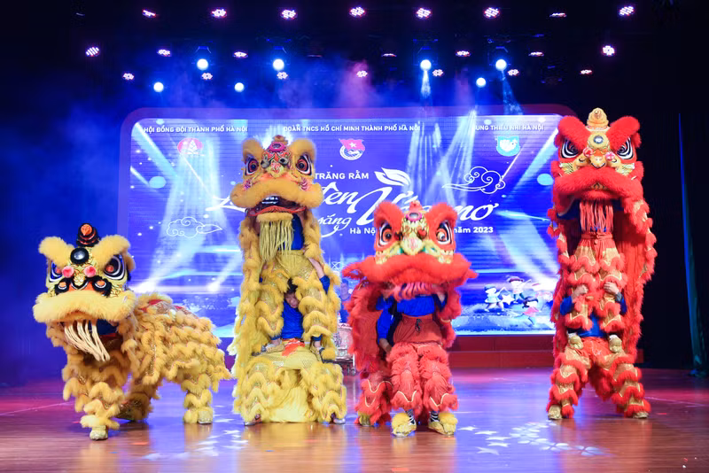 Nhiều tiết mục biểu diễn xúc động tại đêm Trung thu ‘Lồng đèn thắp sáng ước mơ’