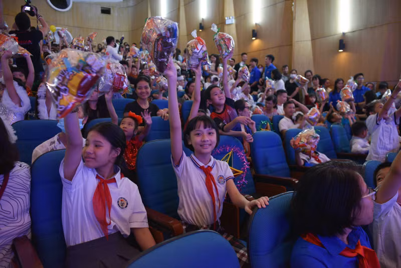 Nhiều tiết mục biểu diễn xúc động tại đêm Trung thu ‘Lồng đèn thắp sáng ước mơ’