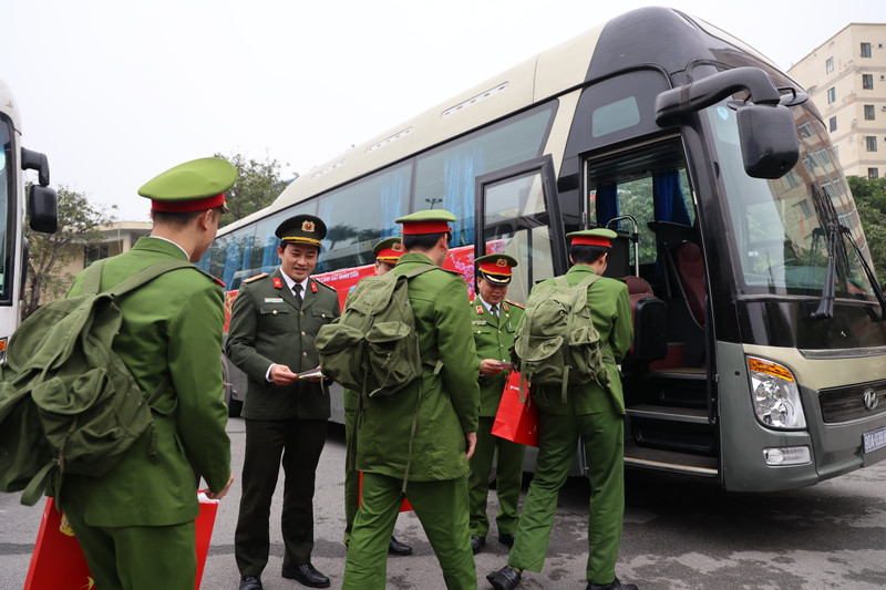 Học viên Học viện Cảnh sát Nhân dân hào hứng lên ‘Chuyến xe về quê ăn Tết’ 