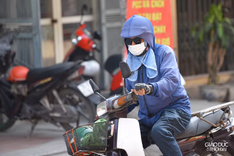 Với nhiều người lao động thường xuyên phải ở bên ngoài thì khăn, khẩu trang, mũ, găng tay... đều rất cần thiết để tránh thời tiết nắng nóng. Người dân Hà Nội chống chọi với nắng nóng gay gắt