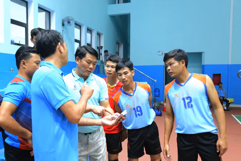 Những pha tranh tài đầy kịch tính tại Giải bóng chuyền Nam tranh cúp Báo GD&TĐ