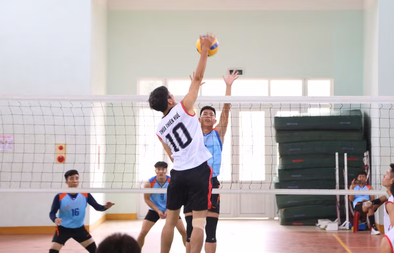 Những pha tranh tài đầy kịch tính tại Giải bóng chuyền Nam tranh cúp Báo GD&TĐ