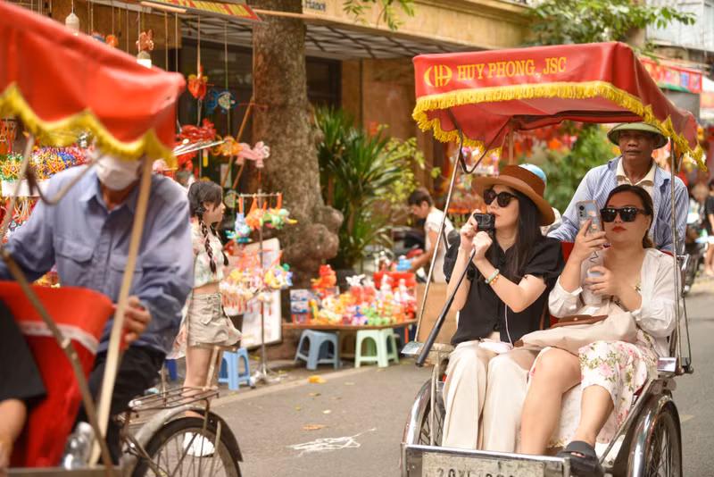 Giới trẻ nô nức 'check-in' Trung thu sớm ở phố Hàng Mã