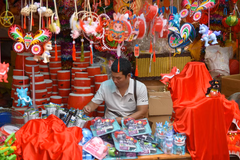 Giới trẻ nô nức 'check-in' Trung thu sớm ở phố Hàng Mã