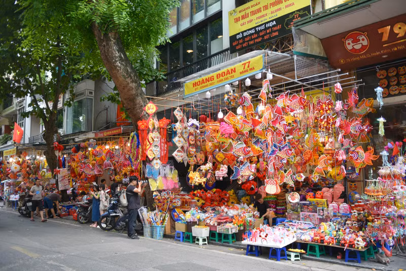 Giới trẻ nô nức 'check-in' Trung thu sớm ở phố Hàng Mã