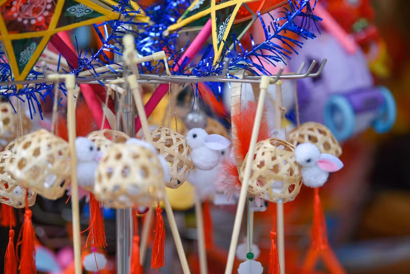 Giới trẻ nô nức 'check-in' Trung thu sớm ở phố Hàng Mã