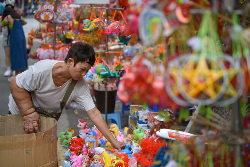 Giới trẻ nô nức 'check-in' Trung thu sớm ở phố Hàng Mã