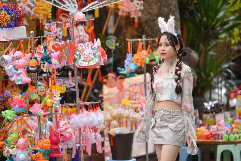 Giới trẻ nô nức 'check-in' Trung thu sớm ở phố Hàng Mã