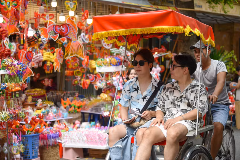 Giới trẻ nô nức 'check-in' Trung thu sớm ở phố Hàng Mã