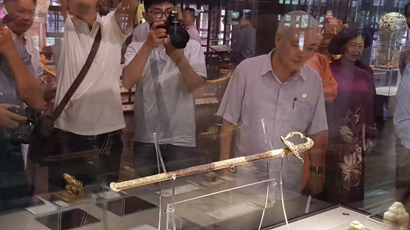 Cận cảnh ấn, kiếm vàng và nhiều bảo vật hiếm thời vua Khải Định