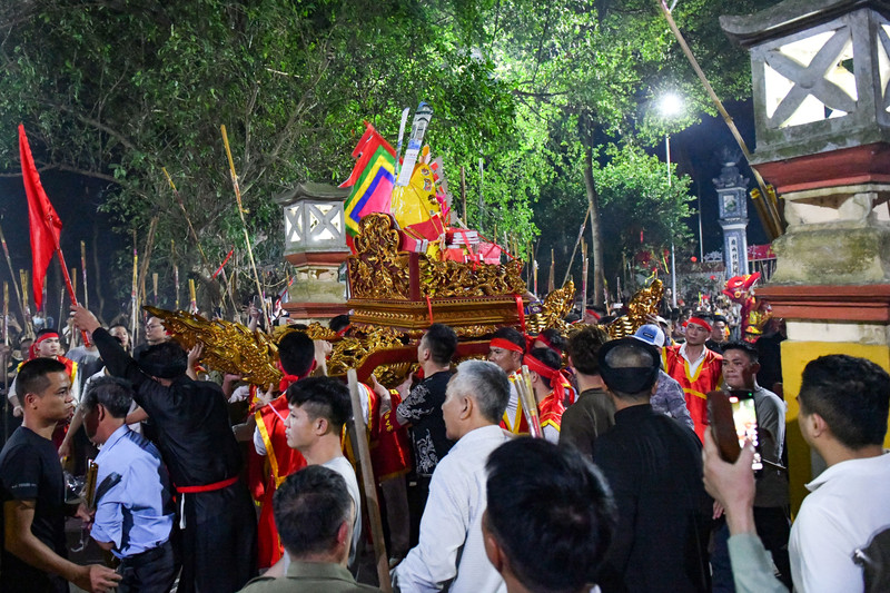 Người dân dùng sào tre xin lửa cầu may đầu năm mới