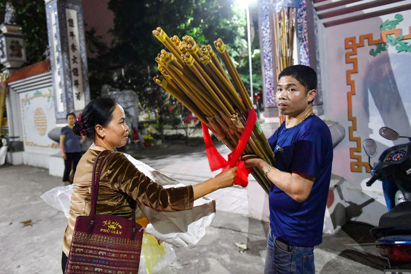 Người dân dùng sào tre xin lửa cầu may đầu năm mới