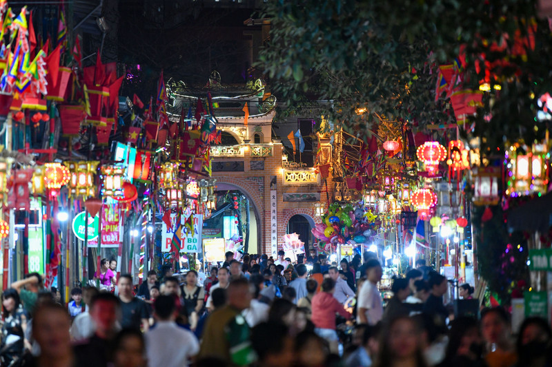 Người dân dùng sào tre xin lửa cầu may đầu năm mới