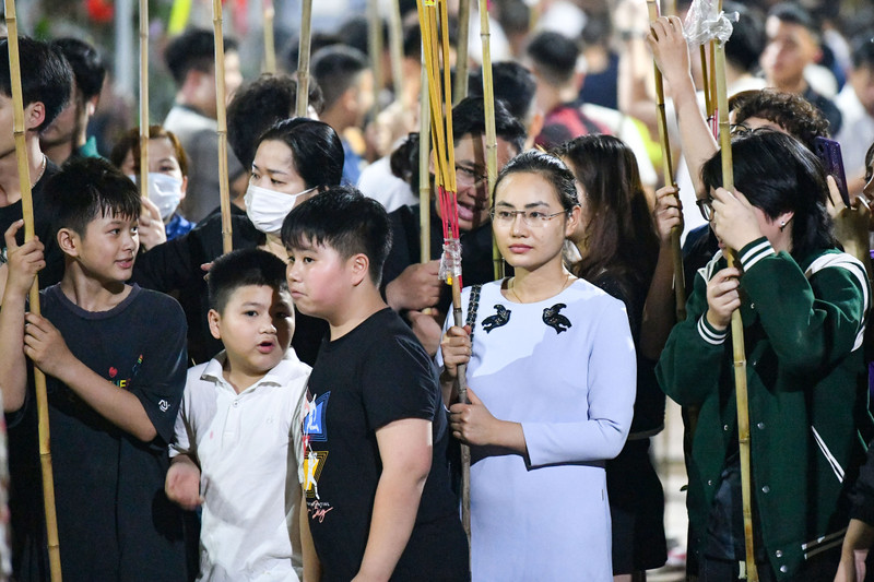 Người dân dùng sào tre xin lửa cầu may đầu năm mới