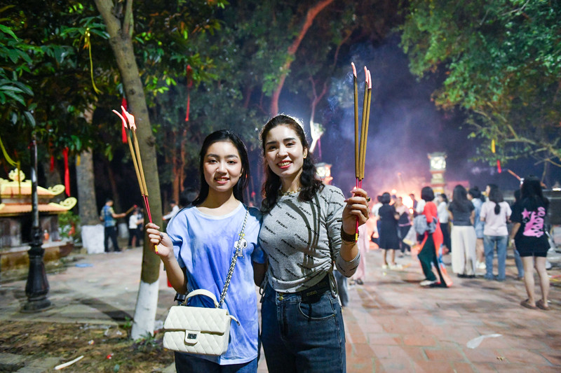 Người dân dùng sào tre xin lửa cầu may đầu năm mới