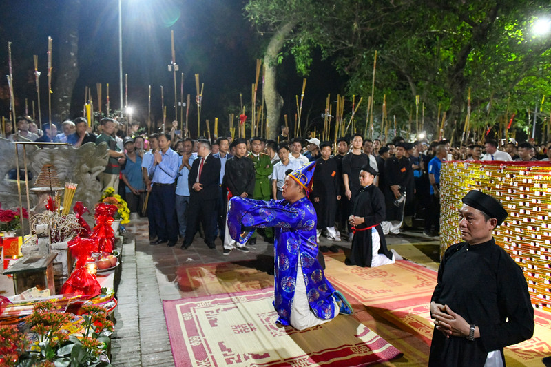 Người dân dùng sào tre xin lửa cầu may đầu năm mới