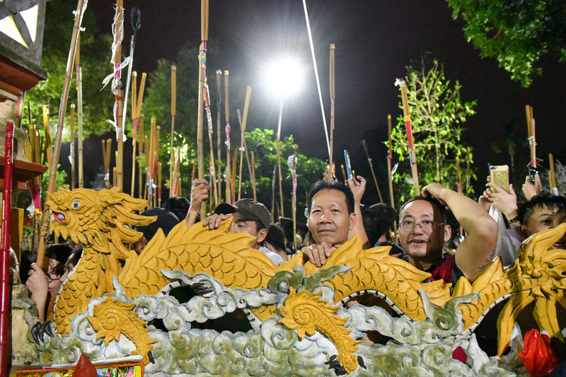 Người dân dùng sào tre xin lửa cầu may đầu năm mới