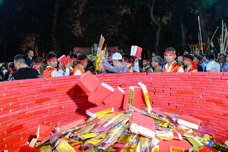 Người dân dùng sào tre xin lửa cầu may đầu năm mới