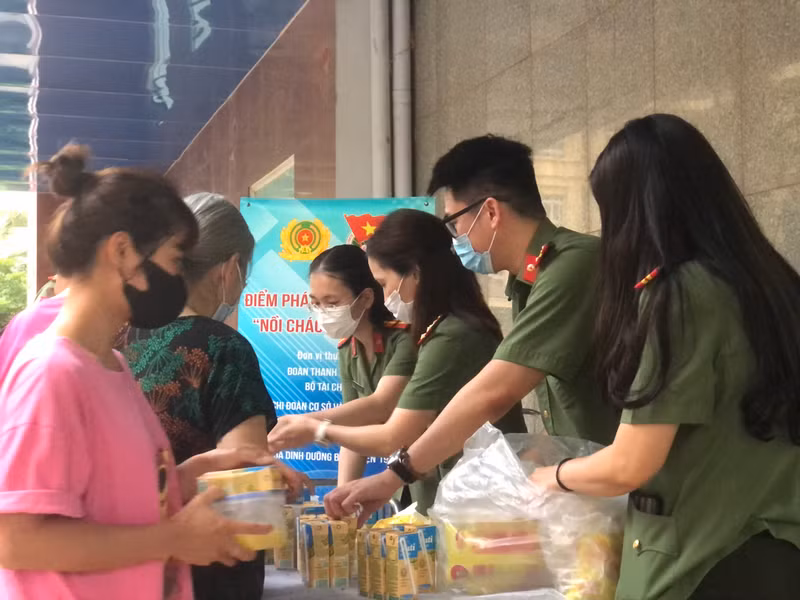 Hơn 1.500 suất cháo, sữa trao tặng bệnh nhân tại Bệnh viện 19/8