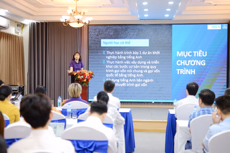 Trong khuôn khổ Hội nghị, Trường Đại học Ngoại ngữ - ĐH Quốc gia Hà Nội ra mắt Chương trình đào tạo Khoá đào tạo 'English for startup'. Kết nối nhu cầu, năng lực tiếng Anh của các startup, giảng viên và sinh viên