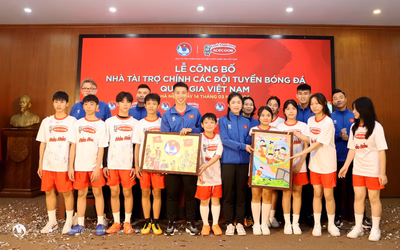 Đội tuyển Việt Nam giao lưu cùng các em nhỏ 4 làng SOS Hà Nội