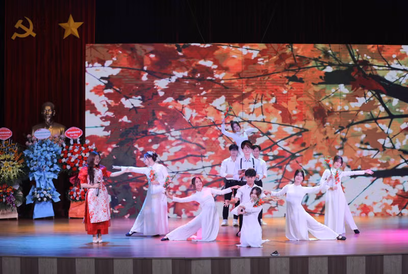 Kỷ niệm 40 năm Khoa Giáo dục Tiểu học: Những giấc mơ trên mây