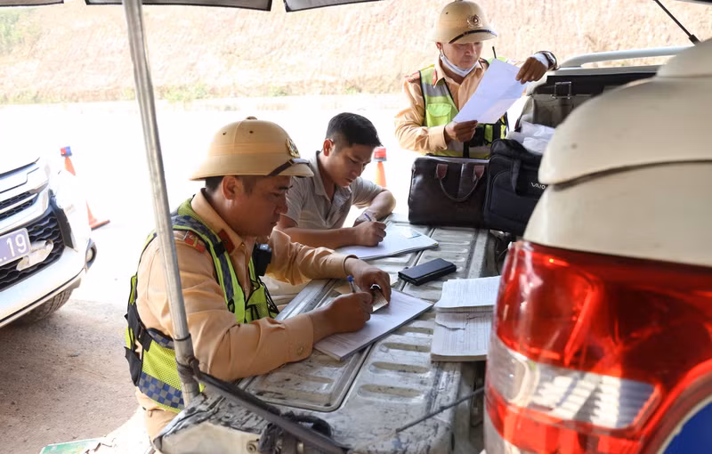 Nhiều lái xe bất chấp nguy hiểm 'vượt ẩu' trên cao tốc Cam Lộ - La Sơn