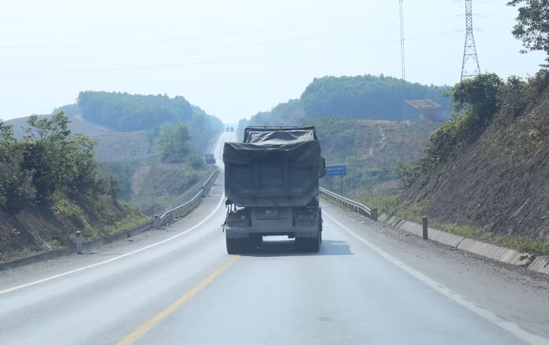 Nhiều lái xe bất chấp nguy hiểm 'vượt ẩu' trên cao tốc Cam Lộ - La Sơn