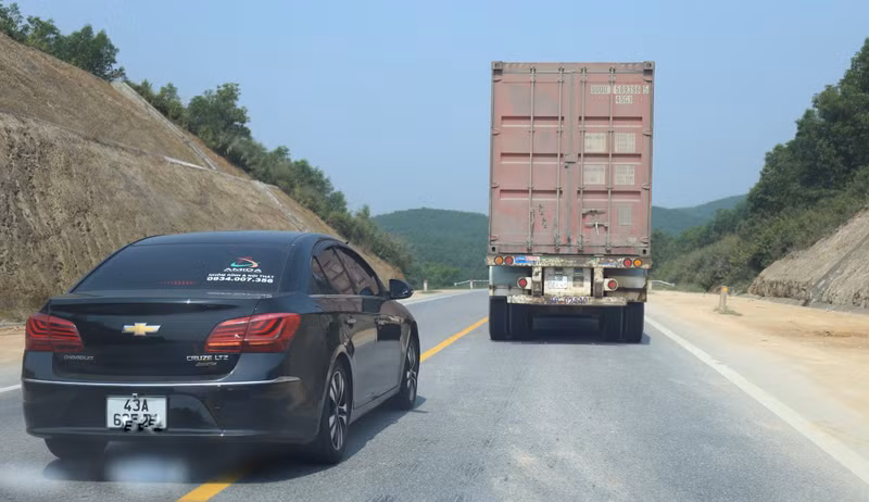 Nhiều lái xe bất chấp nguy hiểm 'vượt ẩu' trên cao tốc Cam Lộ - La Sơn