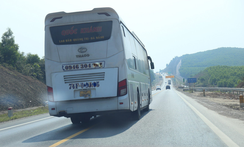 Nhiều lái xe bất chấp nguy hiểm 'vượt ẩu' trên cao tốc Cam Lộ - La Sơn