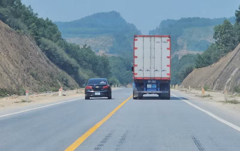 Nhiều lái xe bất chấp nguy hiểm 'vượt ẩu' trên cao tốc Cam Lộ - La Sơn