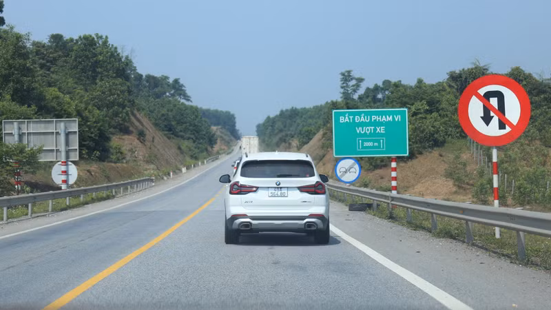 Nhiều lái xe bất chấp nguy hiểm 'vượt ẩu' trên cao tốc Cam Lộ - La Sơn