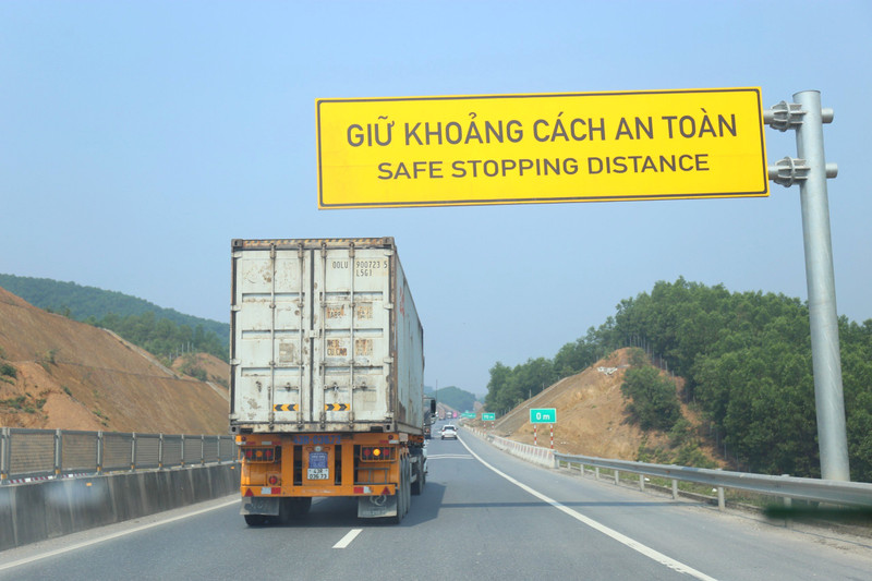Nhiều lái xe bất chấp nguy hiểm 'vượt ẩu' trên cao tốc Cam Lộ - La Sơn