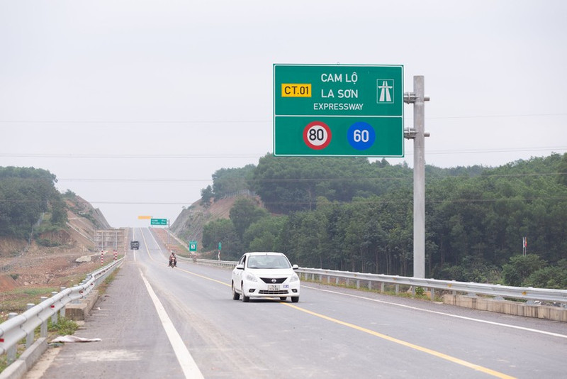 Nhiều lái xe bất chấp nguy hiểm 'vượt ẩu' trên cao tốc Cam Lộ - La Sơn