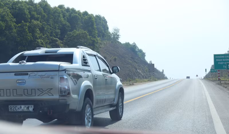 Nhiều lái xe bất chấp nguy hiểm 'vượt ẩu' trên cao tốc Cam Lộ - La Sơn