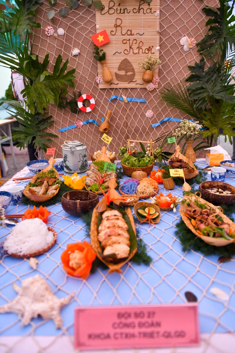 Hào hứng cuộc thi làm bún chả ngày 8/3 của nam giảng viên Sư phạm